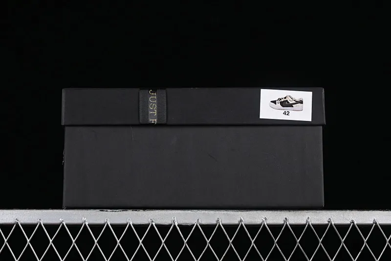 All categories Nk SB Dunk series Nk SB Dunk Low low-top sneakers Nk Dunk Low chestnut letters high street black and brown deconstruction SB strap low-top casual sneakers DV0831-003